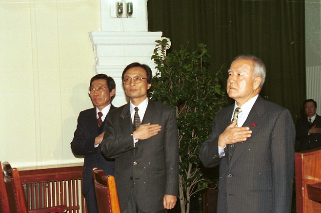 민선 1기 당시 서울시 조순(오른쪽) 시장과 이해찬(가운데) 정무부시장이 한 회의에 앞서 국민의례를 하고 있다. 두 사람은 ‘1구 1소각장’을 추진헸다.  [서울시 제공]