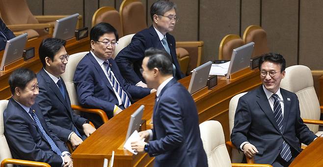 김민석 국무총리가 10일 국회에서 열린 본회의에 ‘전쟁 추경안’에 대한 박홍근 기획예산처 장관의 명쾌한 정부 동의를 지켜본 뒤 박 장관을 바라보며 미소짓고 있다. [연합]