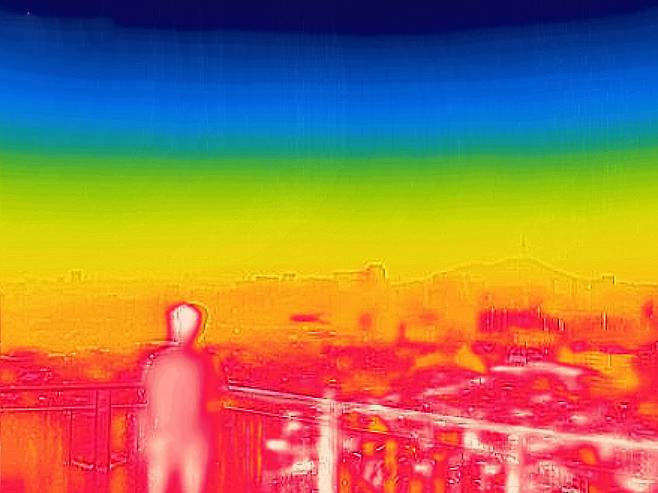 서울 지역에 폭염경보가 발효 중인 가운데 서울 종로구 북악산에서 열화상 카메라로 바라본 도심 일대가 열기로 인해 빨간색을 나타내고 있다. 임세준 기자