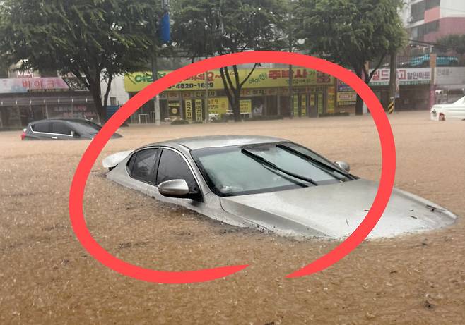 광주광역시에 국지성 집중호우 피해가 잇따른 가운데, 한 도로에 자동차가 침수돼 있다.[X(구 트위터) 갈무리]