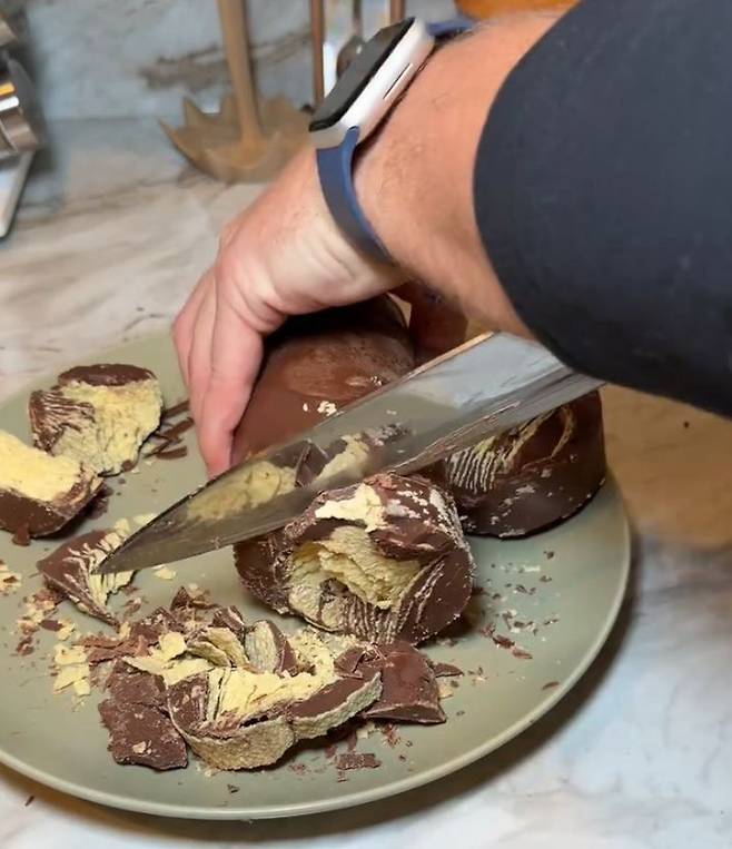 [서울=뉴시스] 두쫀쿠, 버터떡의 뒤를 이을 새로운 간식 프링글스 초코블럭이 등장했다. (사진=틱톡 @tommywinkler 영상 캡처) *재판매 및 DB 금지