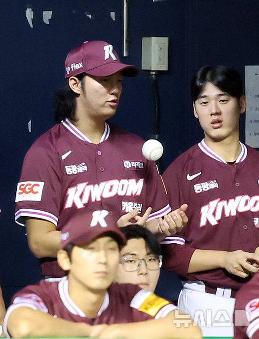 [서울=뉴시스] 조성우 기자 = 18일 오후 서울 송파구 잠실야구장에서 열린 2025 KBO리그 키움 히어로즈와 두산 베어스의 경기, 1군 엔트리에 합류한 키움 투수 안우진이 더그아웃에서 경기를 지켜보고 있다. 2025.09.18. xconfind@newsis.com