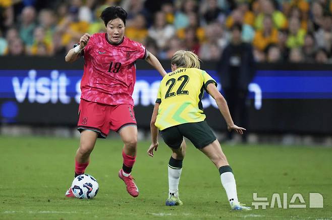 [시드니=AP/뉴시스] 이금민이 4일(현지 시간) 호주 시드니의 알리안츠 스타디움에서 열린 호주와의 친선 경기 중 돌파를 시도하고 있다. 한국은 후반 9분 반 에그몬드의 크로스가 임선주의 머리에 맞고 자책골로 연결되며 0-1 아쉬운 패배를 기록했다. 2025.04.05.