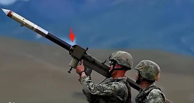 [서울=뉴시스]미국과 이란이 2주간의 휴전에 돌입한 가운데, 중국이 이란에 방공무기 공급을 준비 중이라는 정황이 포착돼 미국 정보당국이 촉각을 곤두세우고 있다. 중국군 휴대용 대공미사일(MANPAD) 훙잉-6의 자료사진. <사진출처: 중국 바이두> 2026.04.11