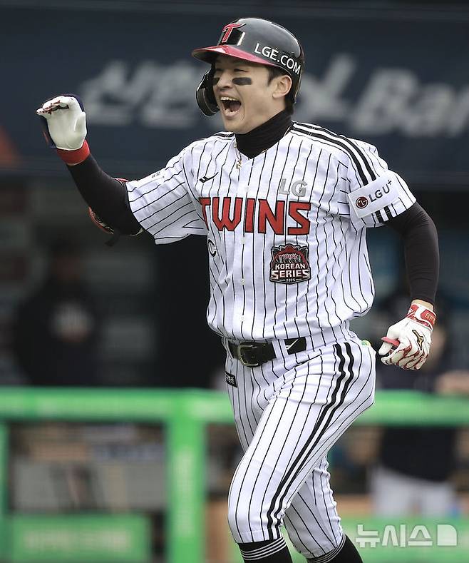 [서울=뉴시스] 정병혁 기자 = 26일 서울 송파구 잠실야구장에서 열린 2025 KBO 한국시리즈 1차전 한화 이글스와 LG 트윈스의 경기, 5회말 무사 주자없는 상황 LG 박해민이 솔로포를 친 뒤 기뻐하고 있다. 2025.10.26. jhope@newsis.com