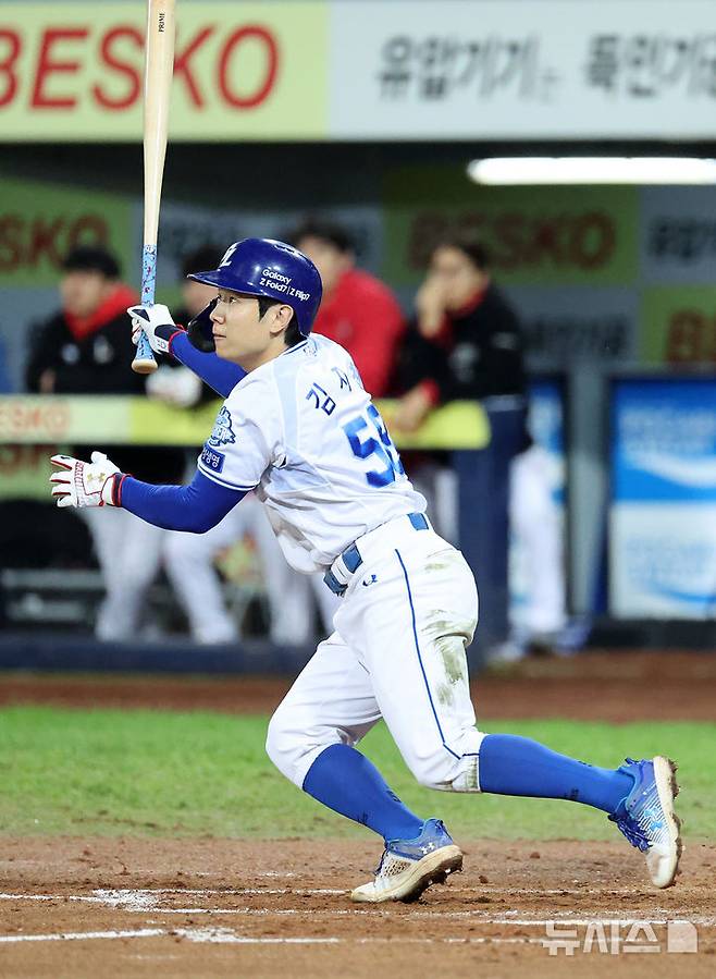 [대구=뉴시스] 이무열 기자 = 14일 대구 수성구 삼성라이온즈파크에서 열린 2025 신한 SOL 뱅크 KBO 포스트시즌 준플레이오프 4차전 SSG 랜더스와 삼성 라이온즈의 경기, 3회말 1사 주자 1,2루 상황에서 삼성 김지찬이 1타점 적시타를 치고 있다. 2025.10.14. lmy@newsis.com