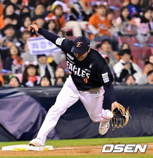 [OSEN=잠실, 박준형 기자] 3일 오후 서울 잠실구장에서 ‘2026 신한은행 SOL Bank KBO리그’ 두산 베어스와 한화 이글스의 경기가 진행됐다.이날 두산은 플렉센을, 한화는 에르난데스를 선발투수로 내세웠다.  7회말 1사 1루 두산 윤준호의 안타때 노시환 3루수가 포구하고 있다.     2026.04.02 / soul1014@osen.co.kr