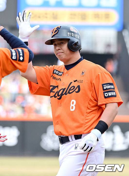 [OSEN=대전, 최규한 기자] 29일 대전 한화생명볼파크에서 ‘2026 신한 SOL KBO리그’ 한화 이글스와 키움 히어로즈의 경기가 열렸다.홈팀 한화는 왕옌청, 방문팀 키움은 하영민을 선발로 내세웠다. 6회말 무사 1, 2루 상황 한화 노시환이 안타를 날리고 1루에 안착해 기뻐하고 있다. 2025.03.29 / dreamer@osen.co.kr