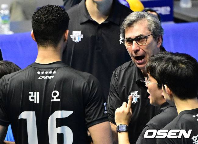[OSEN=인천, 최규한 기자] 10일 인천 계양체육관에서 ‘진에어 2025-26 V-리그’ 남자부 챔피언결정 5차전 대한항공과 현대캐피탈의 경기가 열렸다. 1세트를 마치고 현대캐피탈 필립 블랑 감독과 레오가 대화를 나누고 있다. 2026.04.10 / dreamer@osen.co.kr