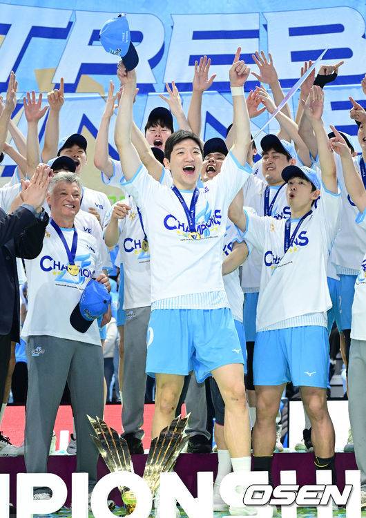 [OSEN=인천, 최규한 기자] 헤난 달 조토 감독이 이끄는 대한항공이 결국 트레블을 완성했다. MVP로 선정된 대한항공 정지석이 환호하고 있다. 2026.04.10 / dreamer@osen.co.kr