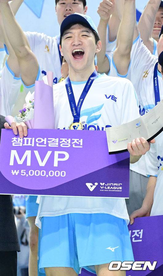 [OSEN=인천, 최규한 기자] 헤난 달 조토 감독이 이끄는 대한항공이 결국 트레블을 완성했다. MVP를 거머쥔 대한항공 정지석이 기뻐하고 있다. 2026.04.10 / dreamer@osen.co.kr