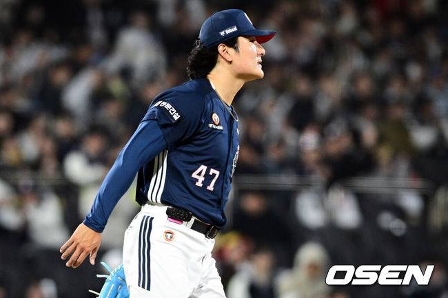 [OSEN=수원, 조은정 기자]10일 경기도 수원 KT위즈파크에서 2026 신한 SOL KBO리그 KT 위즈와 두산 베어스의 경기가 열렸다.이날 KT는 사우어, 두산은 곽빈을 선발투수로 내세웠다.5회말 2사 1루에서 두산 곽빈이 KT 김현수에게 삼진을 이끌어낸 뒤 무실점으로 이닝을 끝내고 있다. 2026.04.10 /cej@osen.co.kr