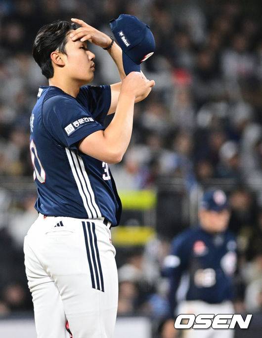 [OSEN=수원, 조은정 기자]10일 경기도 수원 KT위즈파크에서 2026 신한 SOL KBO리그 KT 위즈와 두산 베어스의 경기가 열렸다.이날 KT는 사우어, 두산은 곽빈을 선발투수로 내세웠다.7회말 1사 만루가 되자 두산 양재훈이 아쉬워하고 있다. 2026.04.10 /cej@osen.co.kr