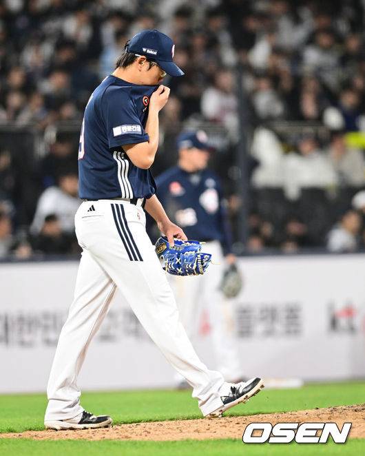 [OSEN=수원, 조은정 기자]10일 경기도 수원 KT위즈파크에서 2026 신한 SOL KBO리그 KT 위즈와 두산 베어스의 경기가 열렸다.이날 KT는 사우어, 두산은 곽빈을 선발투수로 내세웠다.7회말 2사 1,2루에서 두산 이병헌이 KT 힐리어드에게 동점 적시타를 내준 뒤 아쉬워하고 있다. 2026.04.10 /cej@osen.co.kr