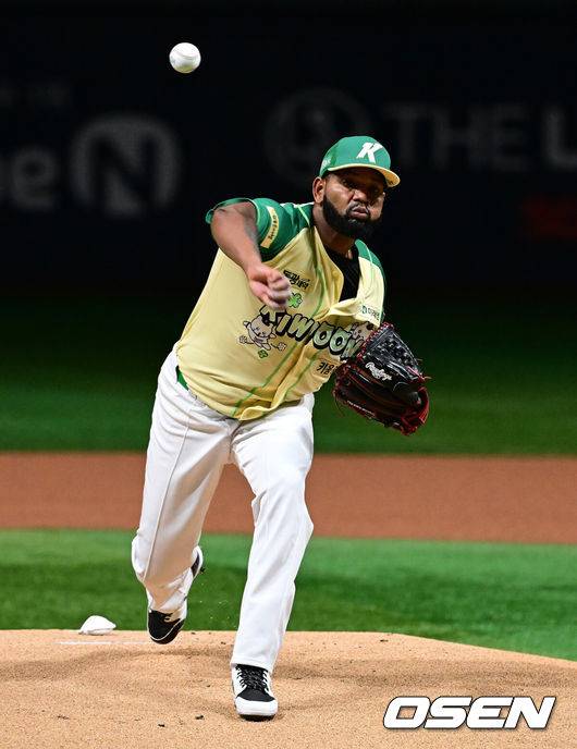 [OSEN=고척, 지형준 기자] 10일 서울 고척스카이돔에서 ‘2026 신한은행 SOL Bank KBO리그’ 키움 히어로즈와 롯데 자이언츠의 경기가 열렸다.이날 키움은 라울 알칸타라, 롯데는 엘빈 로드리게스를 선발투수로 내세웠다.&nbsp;1회초 키움 알칸타라가 역투하고 있다. 2026.04.10&nbsp;/ jpnews@osen.co.kr