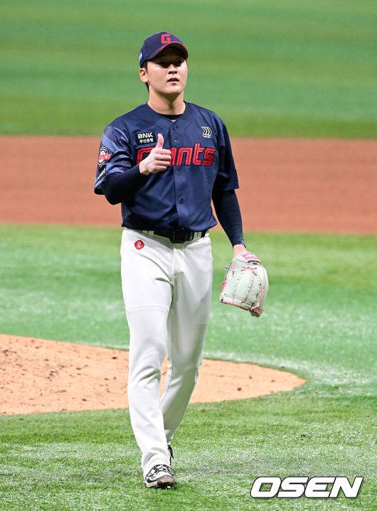 [OSEN=고척, 지형준 기자] 롯데가 10일 서울 고척스카이돔에서 열린 ‘2026 신한은행 SOL Bank KBO리그’ 키움 히어로즈와의 경기에서 3-1로 승리하며 2연승을 질주했다.&nbsp;선발투수 엘빈 로드리게스는 8이닝 4피안타(1피홈런) 11탈삼진 1실점 호투로 시즌 2승을 수확했다. 뒤이어 최준용이 등판해 1이닝 무실점 세이브를 기록했다. 시즌 첫 세이브다.경기를 마치고 롯데 최준용이 승리를 기뻐하고 있다. 2026.04.10&nbsp;/ jpnews@osen.co.kr