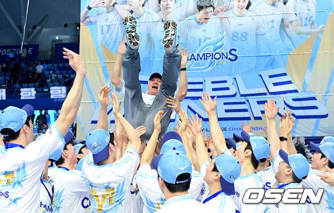 [OSEN=인천, 최규한 기자] 헤난 달 조토 감독이 이끄는 대한항공이 결국 트레블을 완성했다. 우승을 거머쥔 대한항공 헤난 달 조토 감독이 헹가래를 받고 있다. 2026.04.10 / dreamer@osen.co.kr