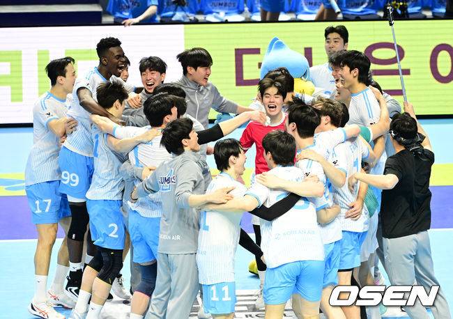[OSEN=인천, 최규한 기자] 헤난 달 조토 감독이 이끄는 대한항공이 결국 트레블을 완성했다. 우승을 거머쥔 대한항공 선수들이 환호하고 있다. 2026.04.10 / dreamer@osen.co.kr