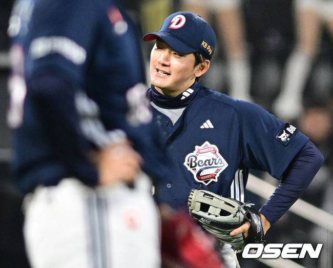 [OSEN=수원, 조은정 기자]10일 경기도 수원 KT위즈파크에서 2026 신한 SOL KBO리그 KT 위즈와 두산 베어스의 경기가 열렸다.이날 KT는 사우어, 두산은 곽빈을 선발투수로 내세웠다.8회말 무사 1루에서 두산 3루수 안재석이 KT 김민석의 번트 타구를 캐치하며 플라이 아웃을 만든 뒤 더블플레이 상황으로 만들지 않을 걸 아쉬워하고 있다. 2026.04.10 /cej@osen.co.kr