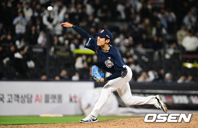 [OSEN=수원, 조은정 기자]10일 경기도 수원 KT위즈파크에서 2026 신한 SOL KBO리그 KT 위즈와 두산 베어스의 경기가 열렸다.이날 KT는 사우어, 두산은 곽빈을 선발투수로 내세웠다.연장 11회말 2사 1,2루에서 두산 윤태호가 역투하고 있다. 2026.04.10 /cej@osen.co.kr