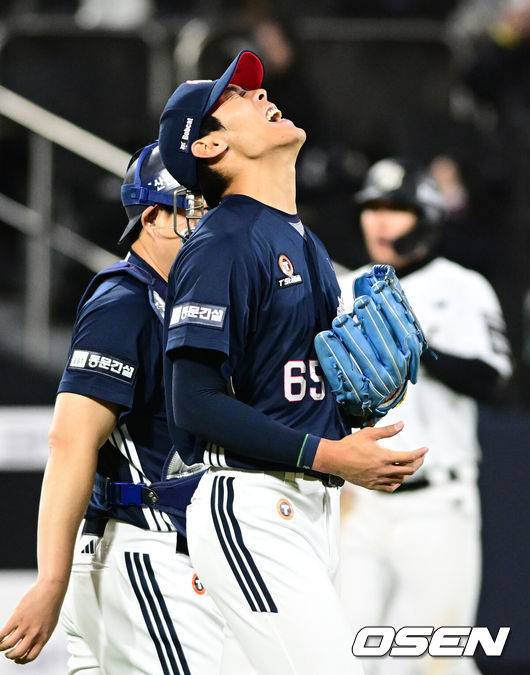[OSEN=수원, 조은정 기자]두산이 불펜 악몽을 딛고 우여곡절 끝 시즌 첫 연승을 달성했다.프로야구 두산 베어스는 10일 수원KT위즈파크에서 열린 2026 신한 SOL KBO리그 KT 위즈와의 시즌 첫 맞대결에서 연장 11회 접전 끝 8-7 진땀승을 거뒀다.경기 종료 후 세이브를 거둔 두산 윤태호가 승리를 기뻐하고 있다. 2026.04.10 /cej@osen.co.kr