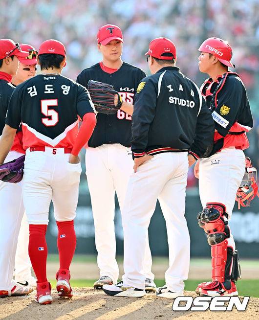 [OSEN=인천, 민경훈 기자] 28일 인천 SSG랜더스필드에서 ‘2026 신한 SOL KBO리그’ SSG 랜더스와 KIA 타이거즈의 개막전이 열렸다.이날 경기에서 SSG은 화이트를, KIA는 네일을 선발로 내세웠다.9회말 1사 2, 3루에서 KIA 이범호 감독이 마운드에 올라가 내야진들이 함께 모인 가운데 정해영과 대화를 나누고 있다. 2026.03.28&nbsp;/ rumi@osen.co.kr