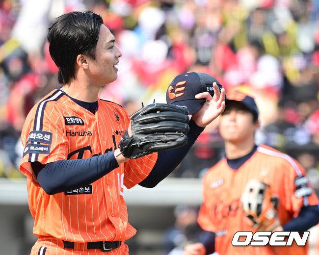 [OSEN=대전, 최규한 기자] 11일 대전 한화생명볼파크에서 ‘2026 신한 SOL KBO리그’ 한화 이글스와 KIA 타이거즈의 경기가 열렸다.홈팀 한화는 왕옌청, 방문팀 KIA는 이의리를 선발로 내세웠다. 5회초 2사 2루 상황 KIA 데일의 내야 땅볼 때 한화 선발 왕옌청이 2루수 하주석의 호수비에 인사를 전하고 있다. 2026.04.11 / dreamer@osen.co.kr