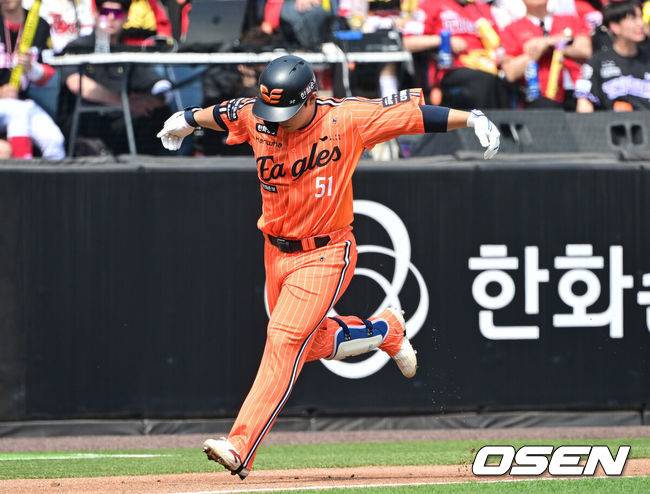 [OSEN=대전, 최규한 기자] 11일 대전 한화생명볼파크에서 ‘2026 신한 SOL KBO리그’ 한화 이글스와 KIA 타이거즈의 경기가 열렸다.홈팀 한화는 왕옌청, 방문팀 KIA는 이의리를 선발로 내세웠다. 1회말 2사 주자없는 상황 한화 문현빈이 선제 우월 솔로포를 날리고 그라운드를 돌며 기뻐하고 있다. 2026.04.11 / dreamer@osen.co.kr