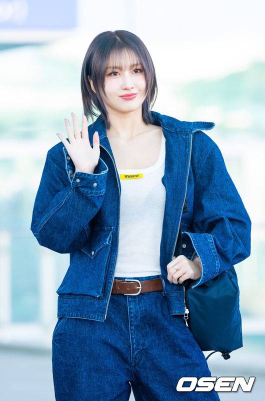 [OSEN=인천공항, 박준형 기자] 트와이스 모모가 24일 인천국제공항을 통해 오니츠카타이거 밀라노 패션위크 참석차 이탈리아 밀라노로 출국했다.  트와이스 모모가 출국에 앞서 포즈를 취하고 있다.   2025.02.24 / soul1014@osen.co.kr