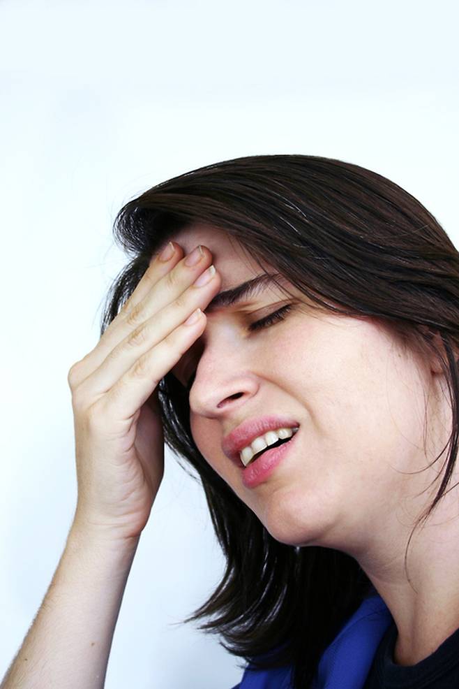 망치로 내려친 듯한 두통, 단순 피로가 아닐 수 있다. 몇 분의 판단이 결과를 바꾼다. 게티이미지