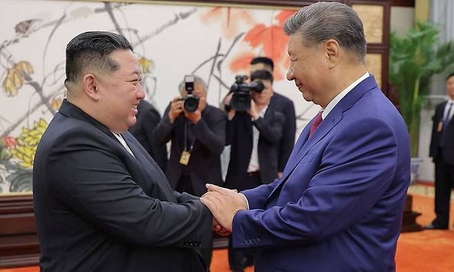 전승절 80주년 열병식 참석을 위해 중국을 방문한 김정은 북한 국무위원장이 지난해 9월 4일 오후 시진핑 중국 국가주석과 악수하고 있다. 조선중앙통신 연합뉴스