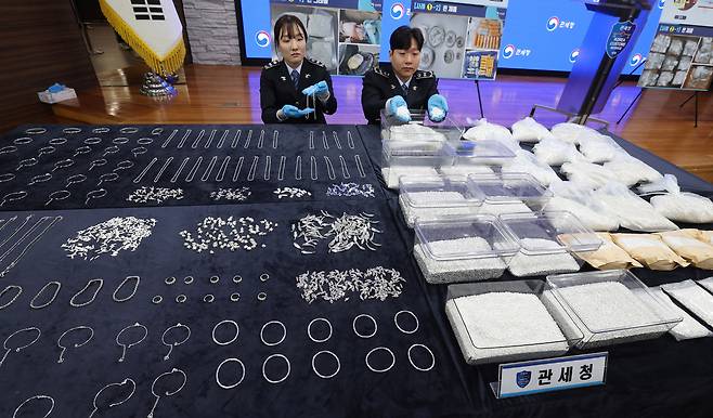 8일 인천 중구 인천공항세관 수출입통관청사 대회의실에서 관세청 관계자가 적발된 은 밀수품을 공개하고 있다. 관세청은 지난 3월 인천공항에서 은 그래뉼(입자 형태)을 5kg 단위로 소포장해 여행용 가방 등에 은닉한 후 인천공항에 1회 입국 시 20kg씩 밀수하는 수법으로 30회에 걸쳐 총 567kg(시가 34억 원)을 국내로 밀수한 일당 9명을 검거했다. 1~3월 은 밀수 적발은 14건 45억6100만원에 이르며, 작년 전체 적발액의 2.7배다. 인천=이제원 선임기자