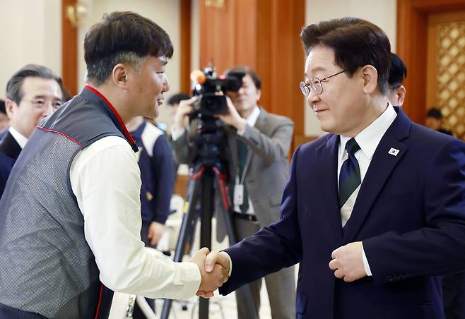 이재명 대통령이 10일 청와대에서 열린 민주노총 초청간담회에서 양경수 위원장과 악수하고 있다. 연합뉴스
