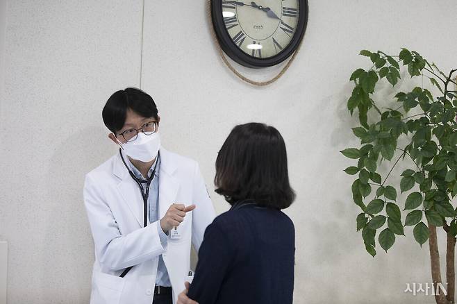 경기도의 한 호스피스 병원에서 의사가 보호자에게 환자 상태를 설명하고 있다. ⓒ시사IN 신선영