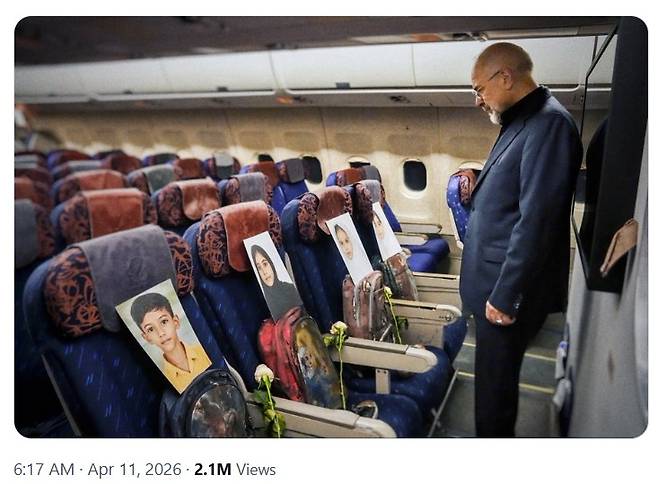 공습 희생 어린이 사진과 책가방을 살펴보는 모하마드 바게르 갈리바프 이란 의회의장 ⓒ 모하마드 바게르 갈리바프 이란 의회의장 엑스 캡쳐