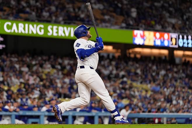 LA 다저스 맥스 먼시가 11일 텍사스전에서 9회말 끝내기 홈런을 날리고 있다. AP연합뉴스