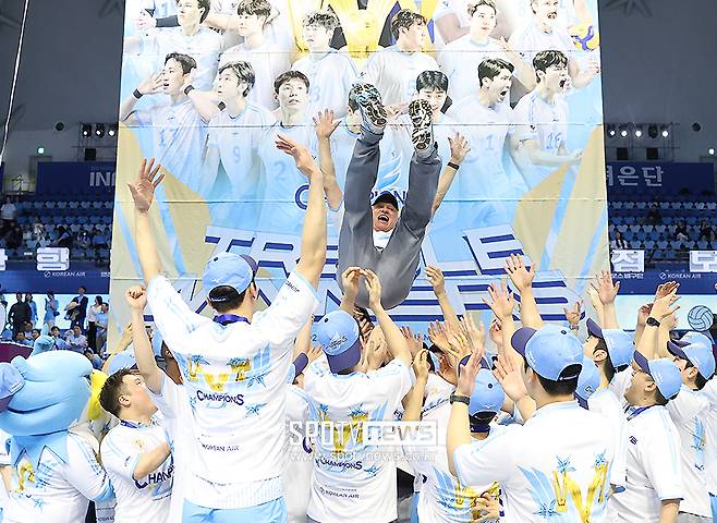 ▲ 헹가래 받는 헤난 달 조토 감독 ⓒ곽혜미 기자