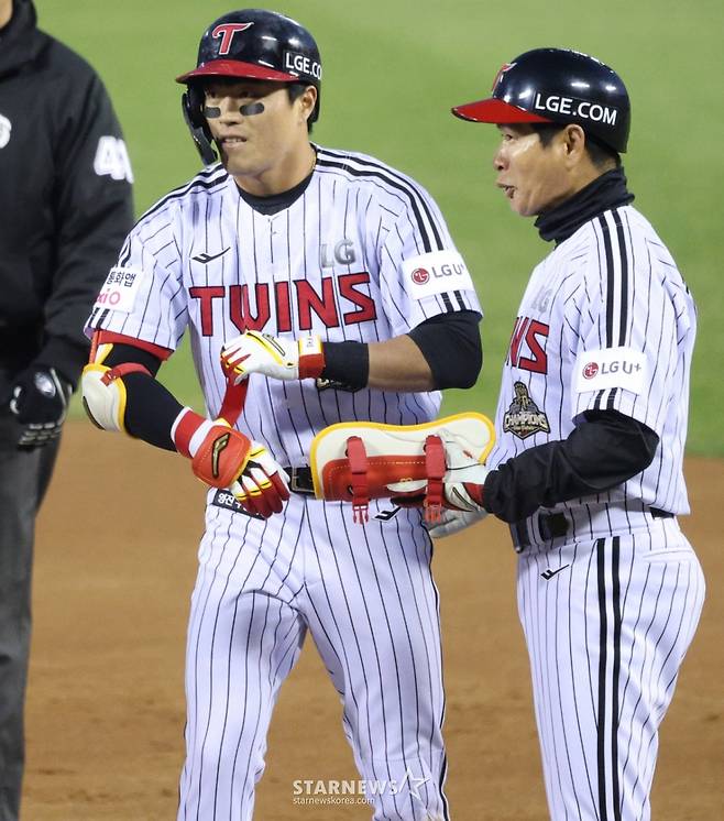 LG 천성호(왼쪽)가 지난 1일 안타를 날리고 1루 베이스를 밟고 있다. /사진=김진경 대기자