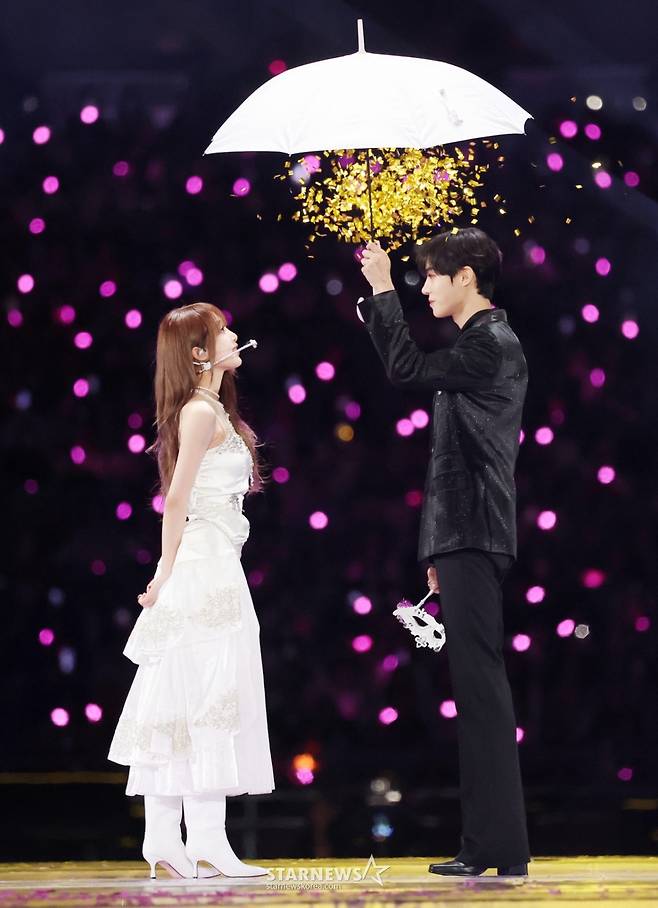 가수 최예나, 배우 추영우가 6일 가오슝 내셔널 스타디움에서 진행된 스타뉴스 주최 '10주년 아시아 아티스트 어워즈 2025(10th Anniversary Asia Artist Awards 2025, '10주년 AAA 2025')에서 멋진 무대를 선보이고 있다.  12월 6일~7일 양일에 걸쳐 가오슝 내셔널 스타디움에서 펼쳐지는 '10주년 아시아 아티스트 어워즈 2025(10th Anniversary Asia Artist Awards 2025, '10주년 AAA 2025')'와 페스타 'ACON 2025'는 MTN(머니투데이방송)과 위버스(Weverse)를 통해 각각 TV와 온라인 스트리밍으로 생중계 된다. /2025.12.06 /사진=김휘선 hwijpg@