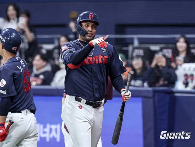 3안타로 맹타를 휘두른 레이예스. /사진=롯데 자이언츠