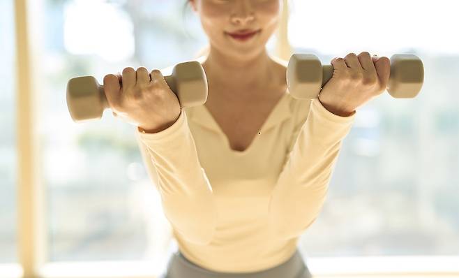 운동 방법을 모르겠다면 간단하게 TV를 보며 할 수 있는 아령 운동부터 시작해 보자.[사진 | 게티이미지뱅크]