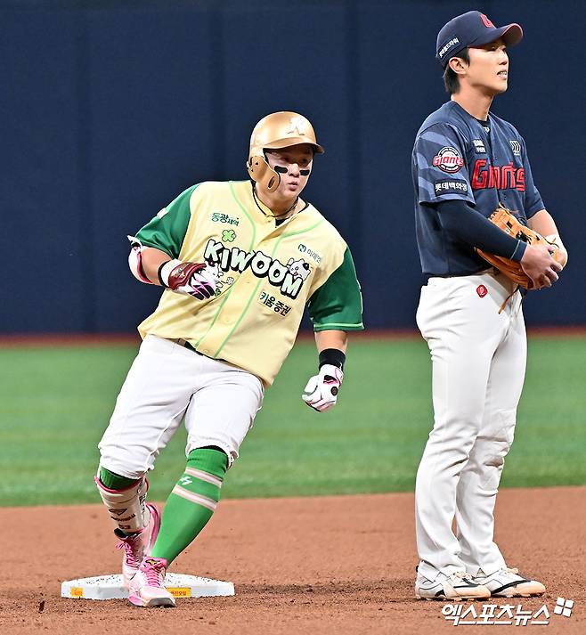 키움 히어로즈 베테랑 타자 최주환이 11일 서울 고척스카이돔에서 열린 2026 신한 SOL KBO리그 롯데 자이언츠와의 팀 간 2차전에서 1회말 1타점 적시타를 기록했다. 사진 김한준 기자