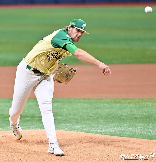키움 히어로즈 외국인 투수 네이선 와일스가 11일 서울 고척스카이돔에서 열린 2026 신한 SOL KBO리그 롯데 자이언츠와의 팀 간 2차전에 선발등판, 7이닝 무실점으로 호투했다. 사진 김한준 기자