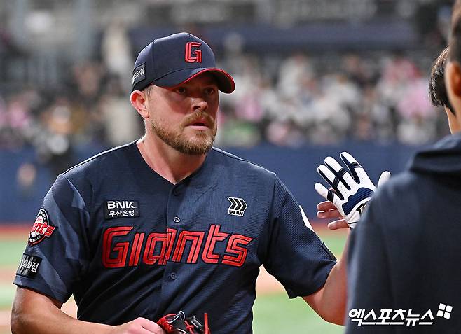 롯데 자이언츠 외국인 투수 제레미 비슬리가 11일 서울 고척스카이돔에서 열린 2026 신한 SOL KBO리그 키움 히어로즈와의 팀 간 2차전에 선발등판, 6이닝 1실점으로 호투했다. 사진 김한준 기자