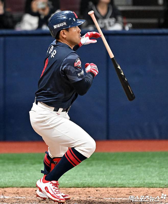 롯데 자이언츠 베테랑 타자 전준우가 11일 서울 고척스카이돔에서 열린 2026 신한 SOL KBO리그 키움 히어로즈와의 팀 간 2차전에서 9회말 안타를 기록했다. 사진 김한준 기자
