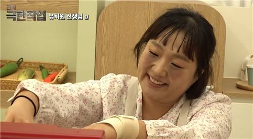 다크써클이 내려앉은 유치원 교사의 모습을 패러디한 모습 [유튜브 채널 '핫이슈지' 영상 캡처. 재판매 및 DB 금지]