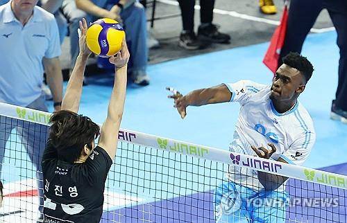 공격하는 대한항공의 마쏘(오른쪽) [한국배구연맹 제공. 재판매 및 DB 금지]
