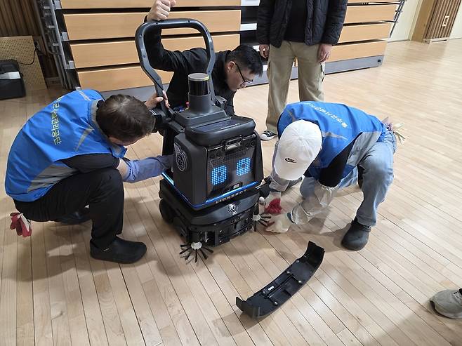 '위생·안전 한꺼번에 잡는다' 울주종합체육센터에 로봇청소기 도입 [울주군시설관리공단 제공.재판매 및 DB 금지]