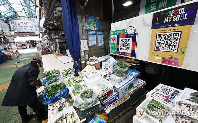 정부, 추경으로 국민 70%에게 지역화폐형 지원금 지원 (서울=연합뉴스) 김인철 기자 = 31일 정부가 중동 전쟁으로 인한 고유가 대응에 초점을 맞춰 추가경정예산(추경)안을 확정했다.
    소득 상위 30%를 제외한 모든 국민에게 10만∼60만원의 지역화폐형 지원금을 지원하는 등, 전체 추경 26조2천억원 중 10조1천억원을 이른바 '고유가 부담 완화 3대 패키지'에 할당한다.
    작년에 지급한 민생 회복 소비쿠폰처럼 신용카드·체크카드·지역화폐 중에서 선택하게 해 저축이 아닌 소비로 이어지도록 한다.
    이날 서울 마포구 망원시장의 한 상점에 서울페이와 온누리상품권 등 QR코드 안내문이 붙어있다. 2026.3.31 yatoya@yna.co.kr