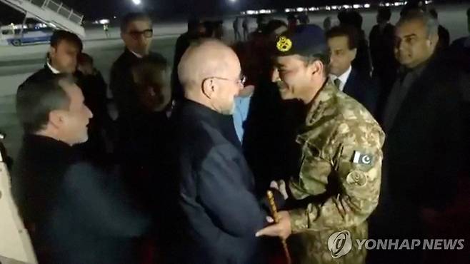 파키스탄, 이란 대표단 영접 지난 10일(현지시간) 밤 파키스탄 이슬라마바드 공항에 도착한 이란 대표단을 아심 무니르 파키스탄 국방군 총사령관(오른쪽) 등 파키스탄 고위 인사들이 반갑게 맞이하고 있다. 
[로이터 연합뉴스 자료사진. 재판매 및 DB 금지]